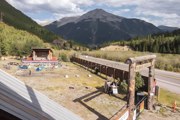 Kendal Room | Cozy Mountain Lodge Retreat